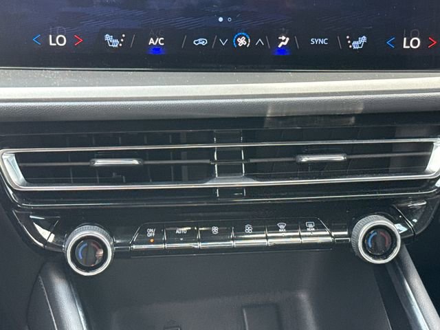 Used 2025 Chevrolet Traverse LT image 24