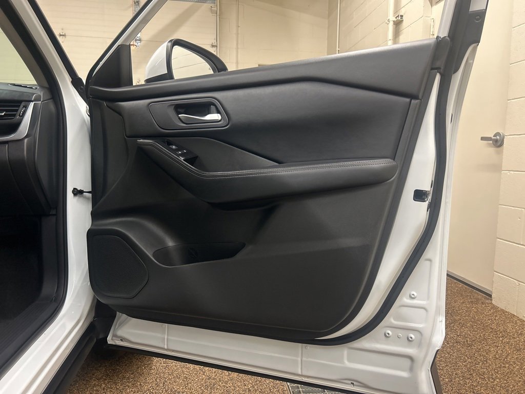 Used 2024 Nissan Rogue SV image 16