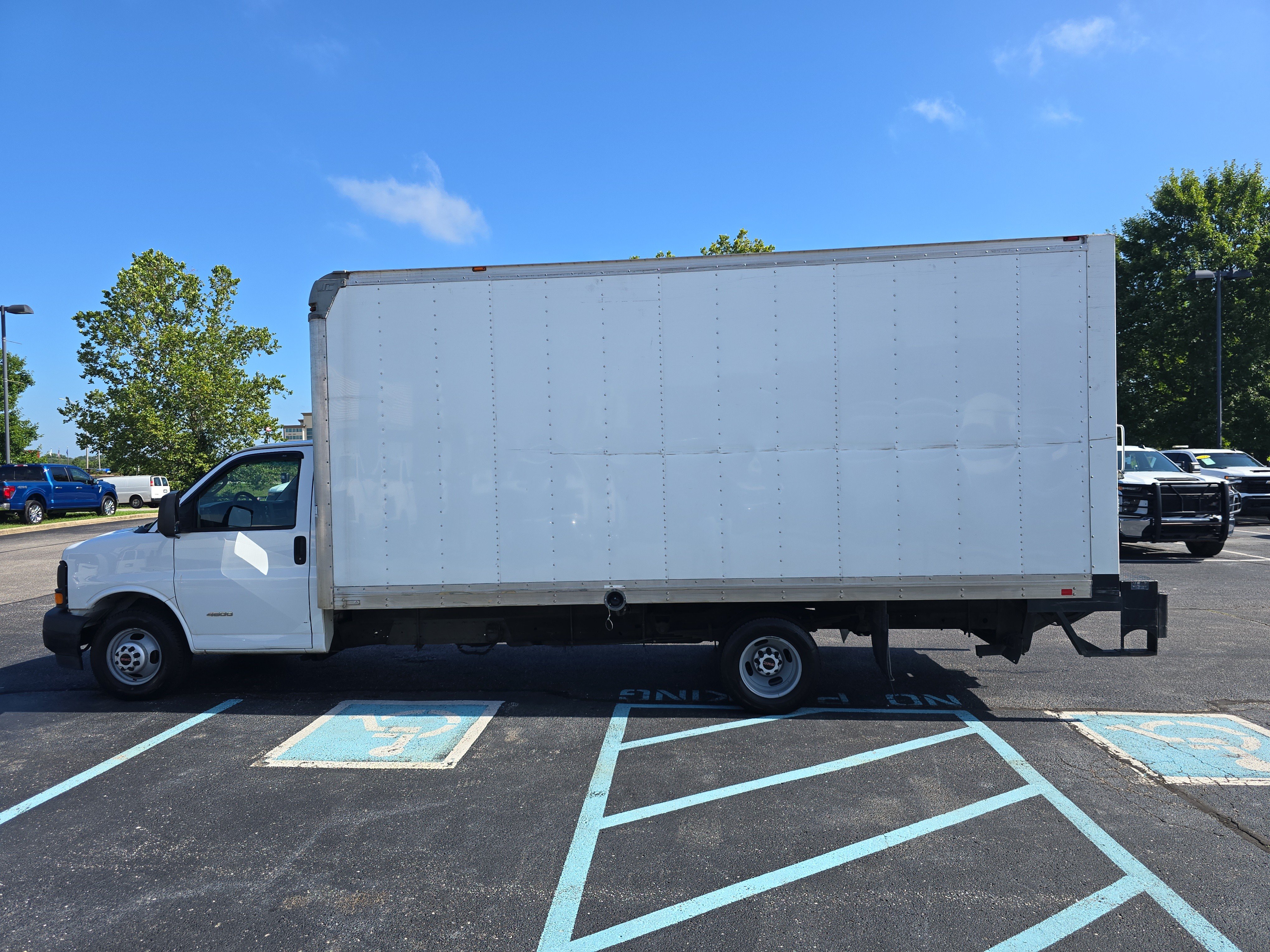 Used 2017 GMC Savana 4500 RWD image 6