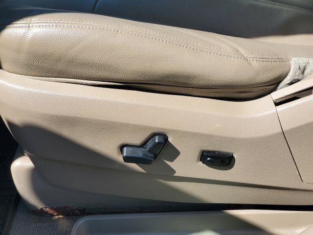 Used 2014 Chrysler Town & Country Touring FWD image 6