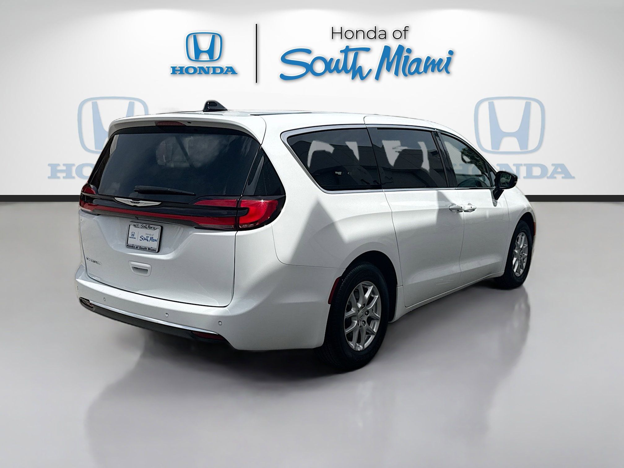 Used 2025 Chrysler Pacifica Select FWD image 7