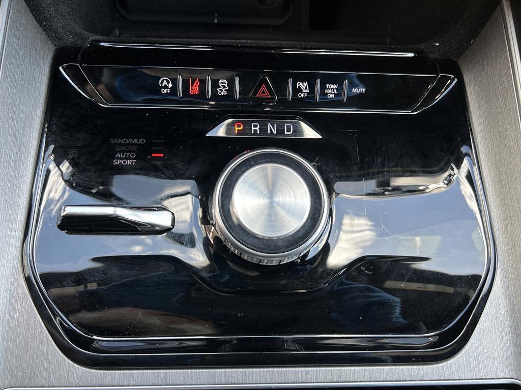 Used 2025 Jeep Wagoneer 4WD image 21