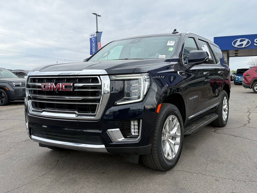 Used 2023 GMC Yukon SLT w/ SLT Premium Package image 3