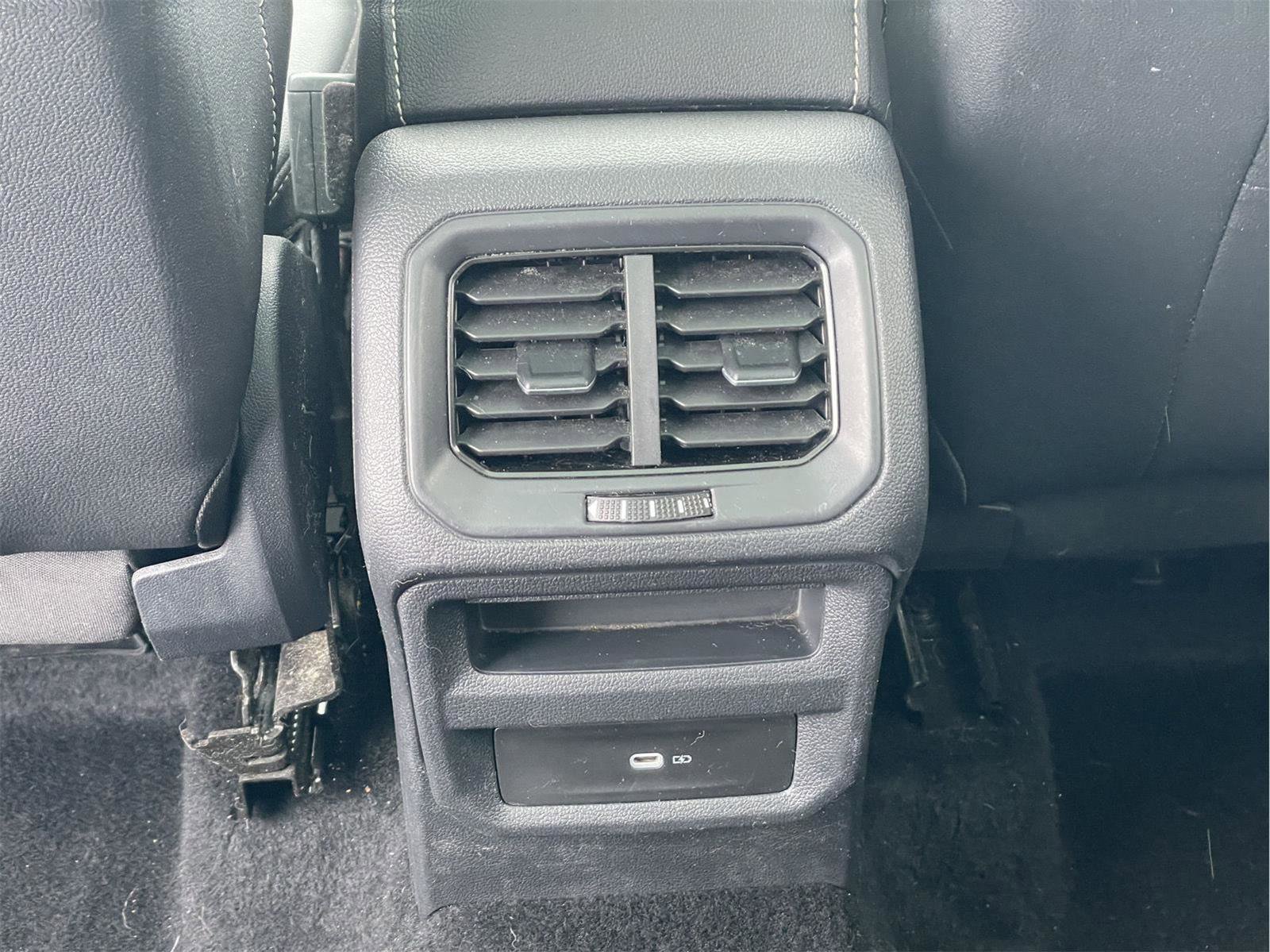 Used 2022 Volkswagen Taos SE w/ Panoramic Sunroof Package image 17