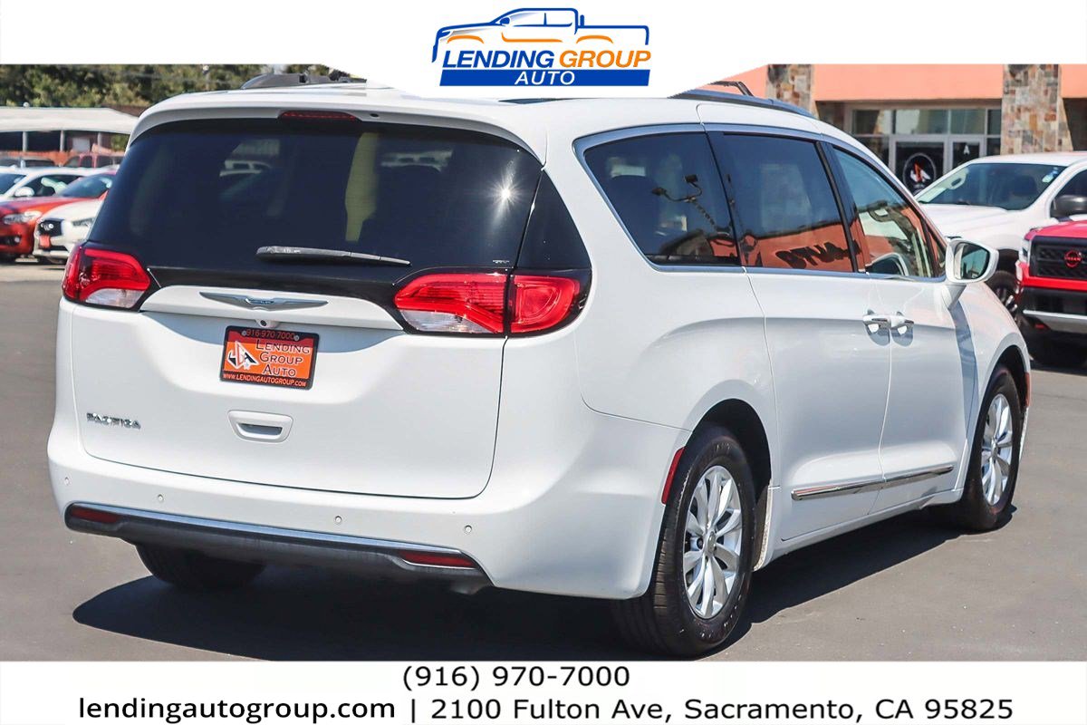 Used 2018 Chrysler Pacifica Touring-L Plus image 4
