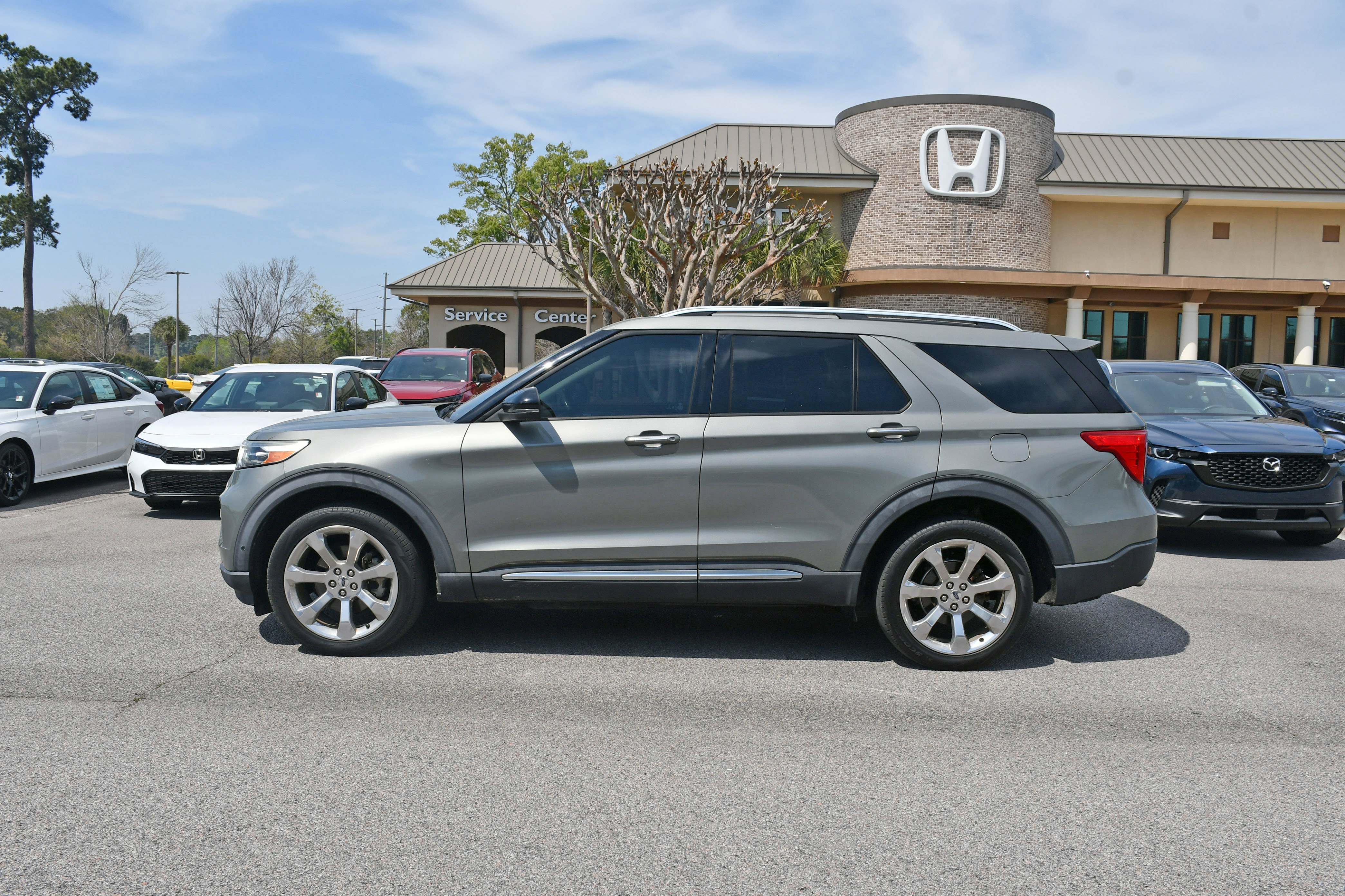 Used 2020 Ford Explorer Platinum w/ Premium Technology Package image 2