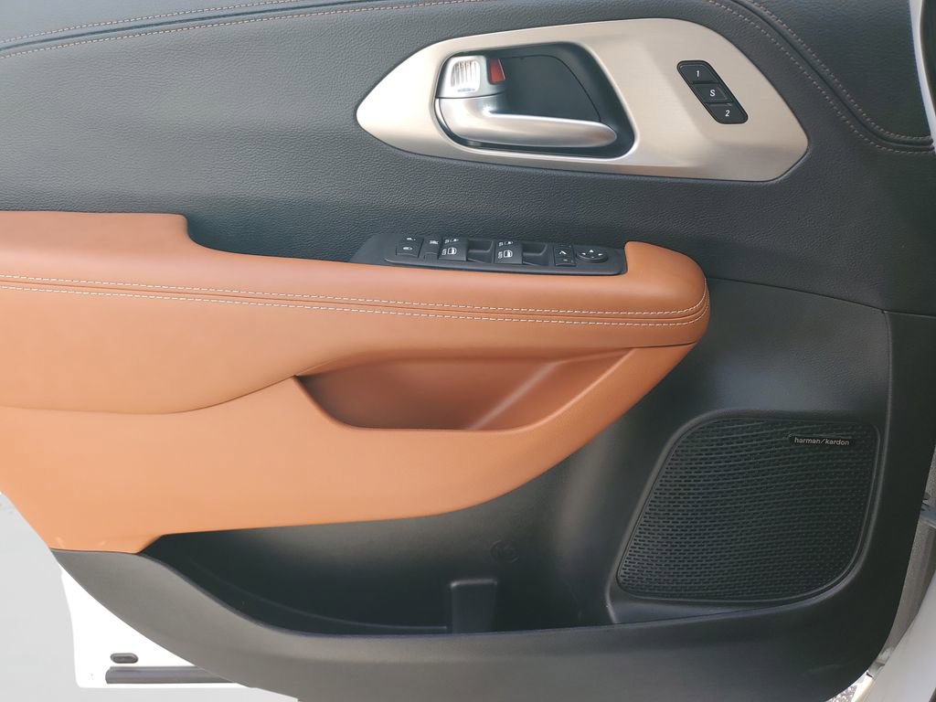 Used 2024 Chrysler Pacifica Pinnacle w/ Trailer Tow Group image 24