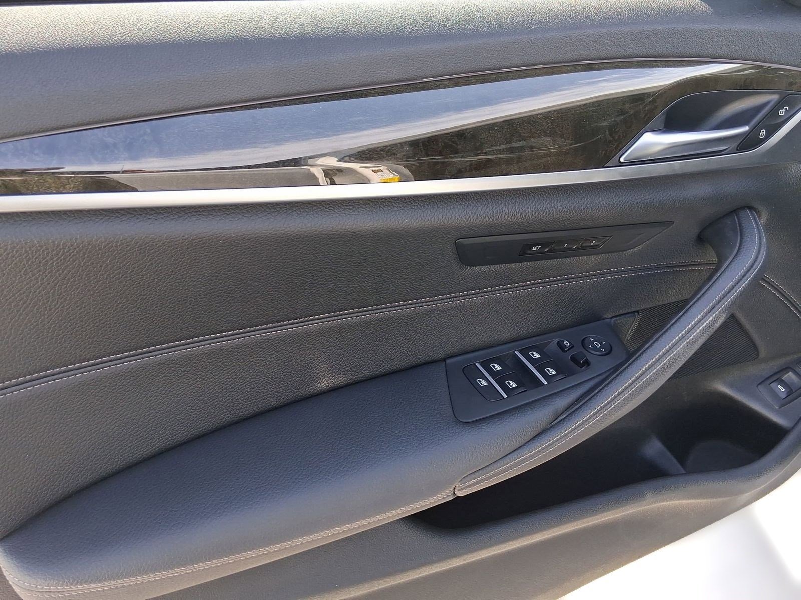 Used 2021 BMW 530e w/ M Sport Package image 12