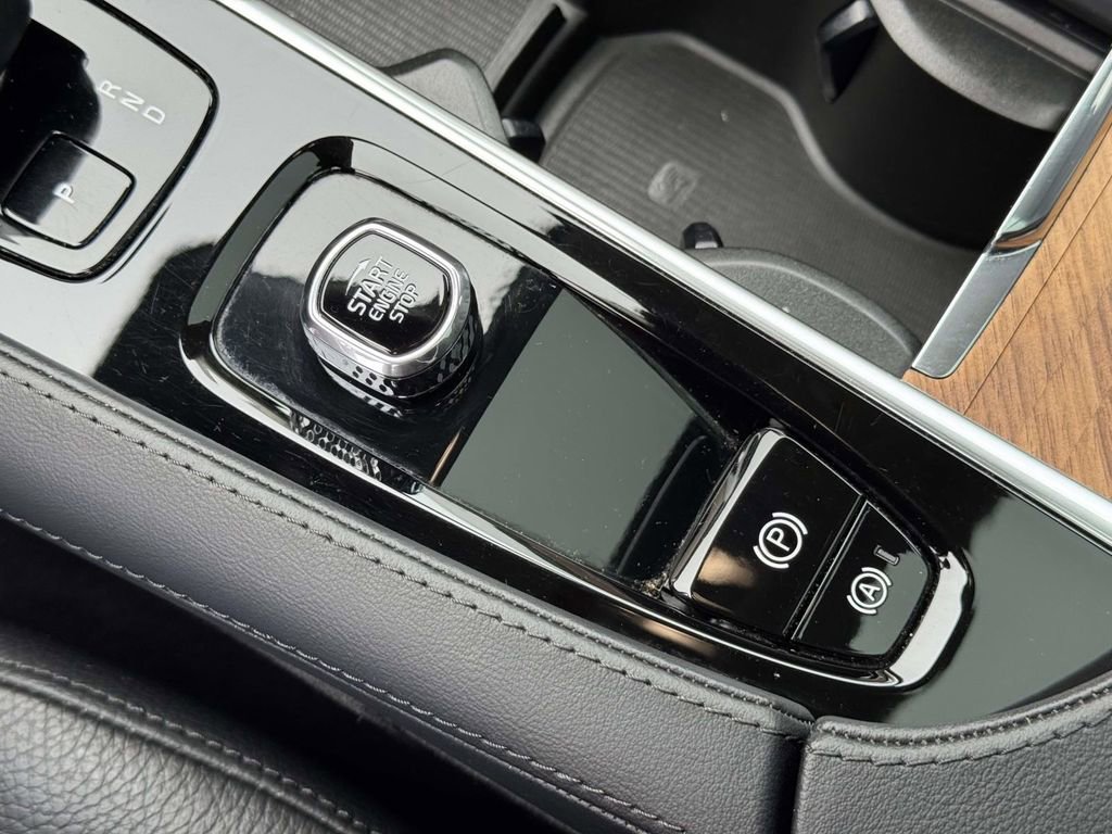 Certified 2023 Volvo XC90 B6 Plus image 29