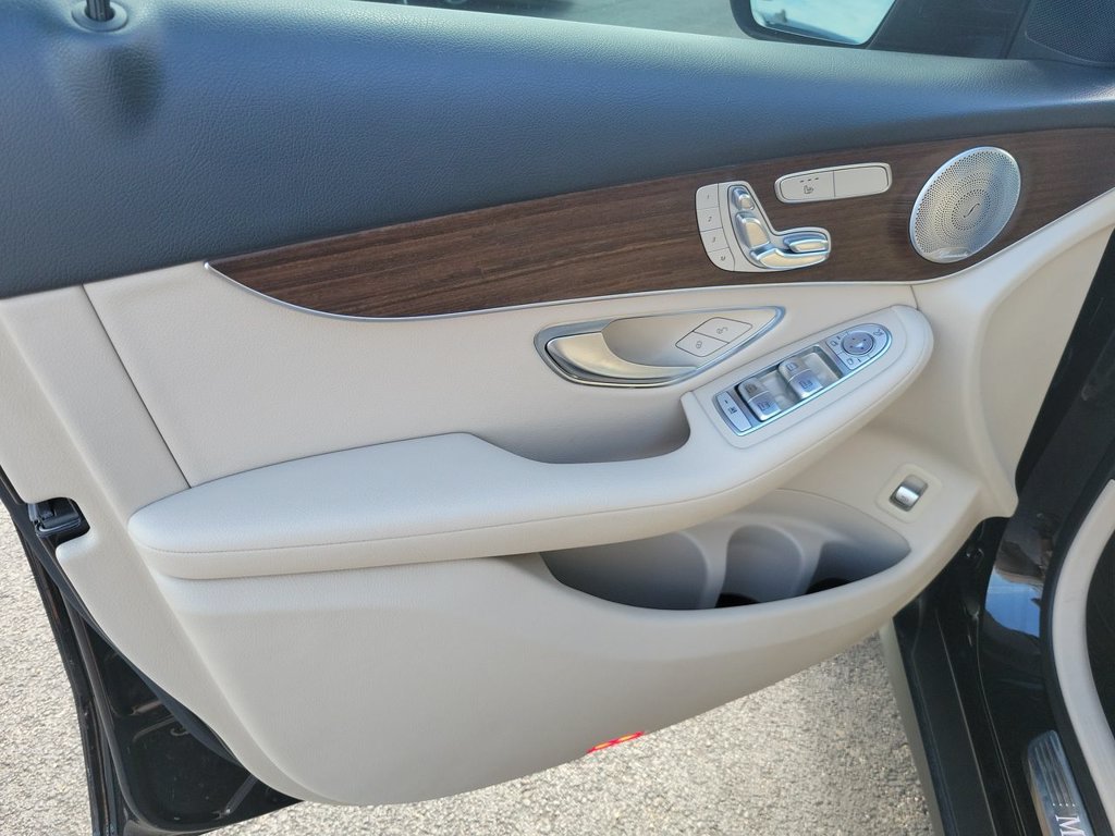 Used 2020 Mercedes-Benz GLC 300 image 23