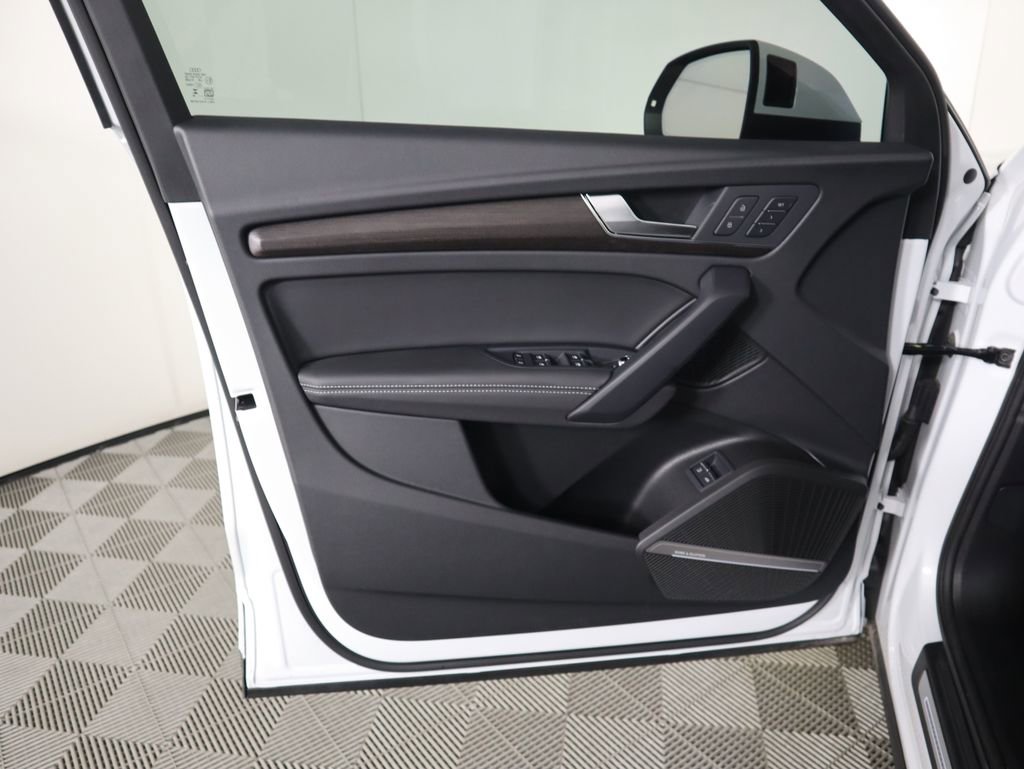 Used 2025 Audi Q5 e Premium Plus w/ Premium Plus Package image 26