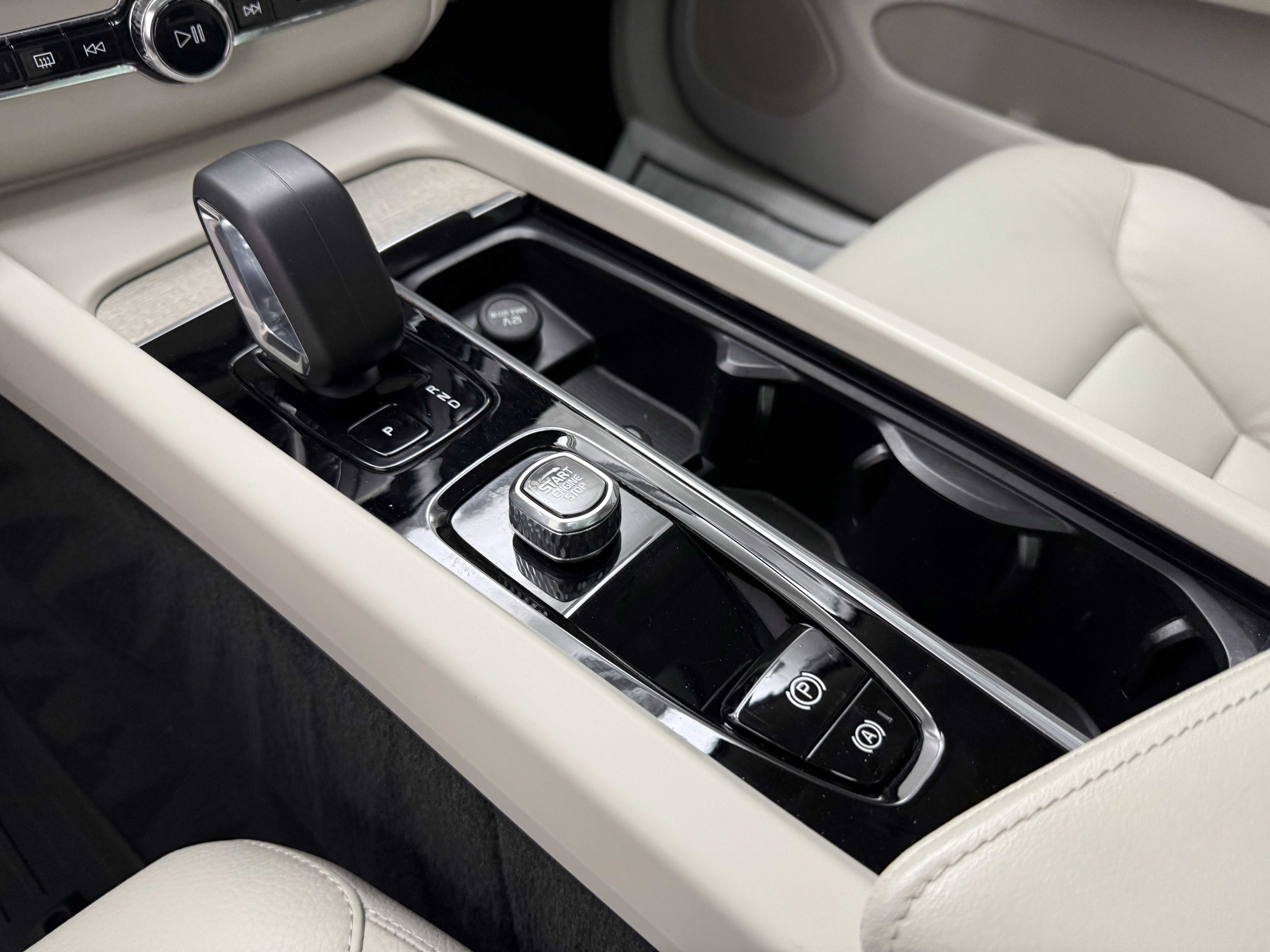 Certified 2023 Volvo XC60 B5 Plus w/ Climate Package image 21