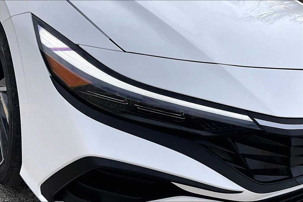 Certified 2025 Hyundai Elantra SEL image 29