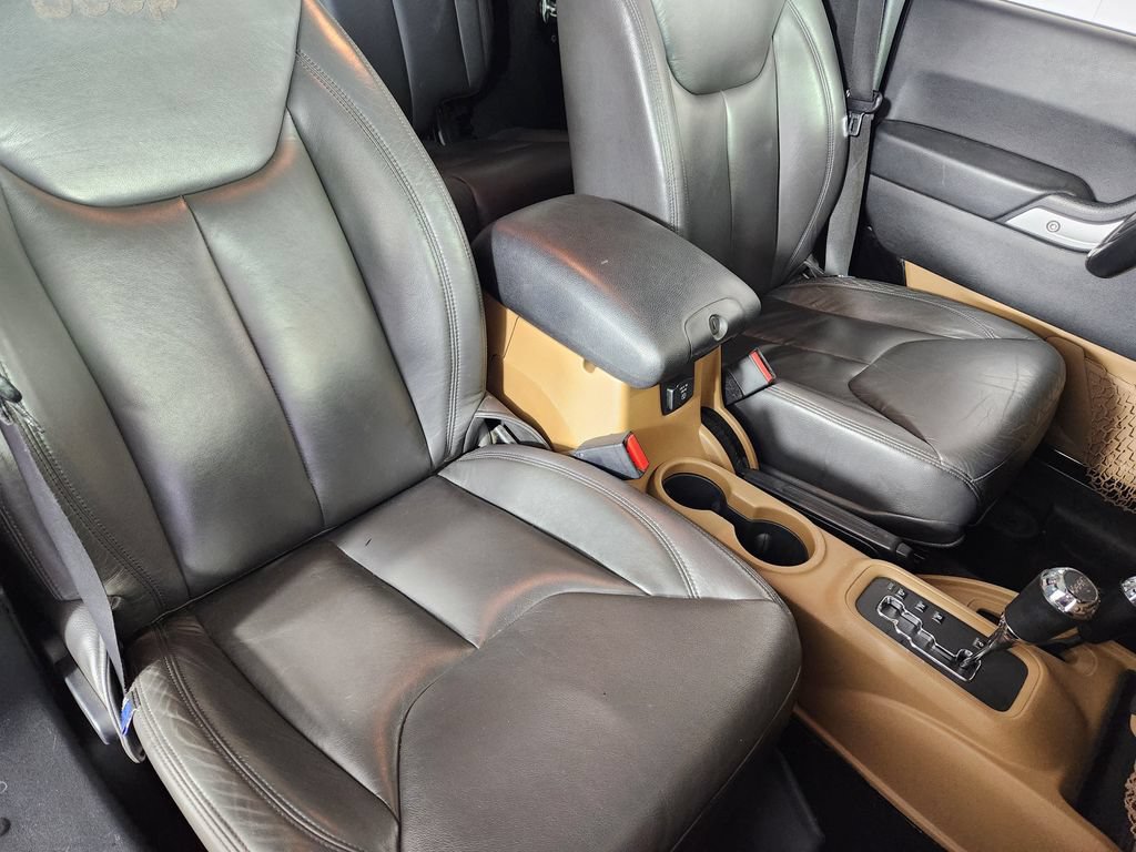 Used 2016 Jeep Wrangler Unlimited Rubicon w/ Connectivity Group AWD/4WD image 11