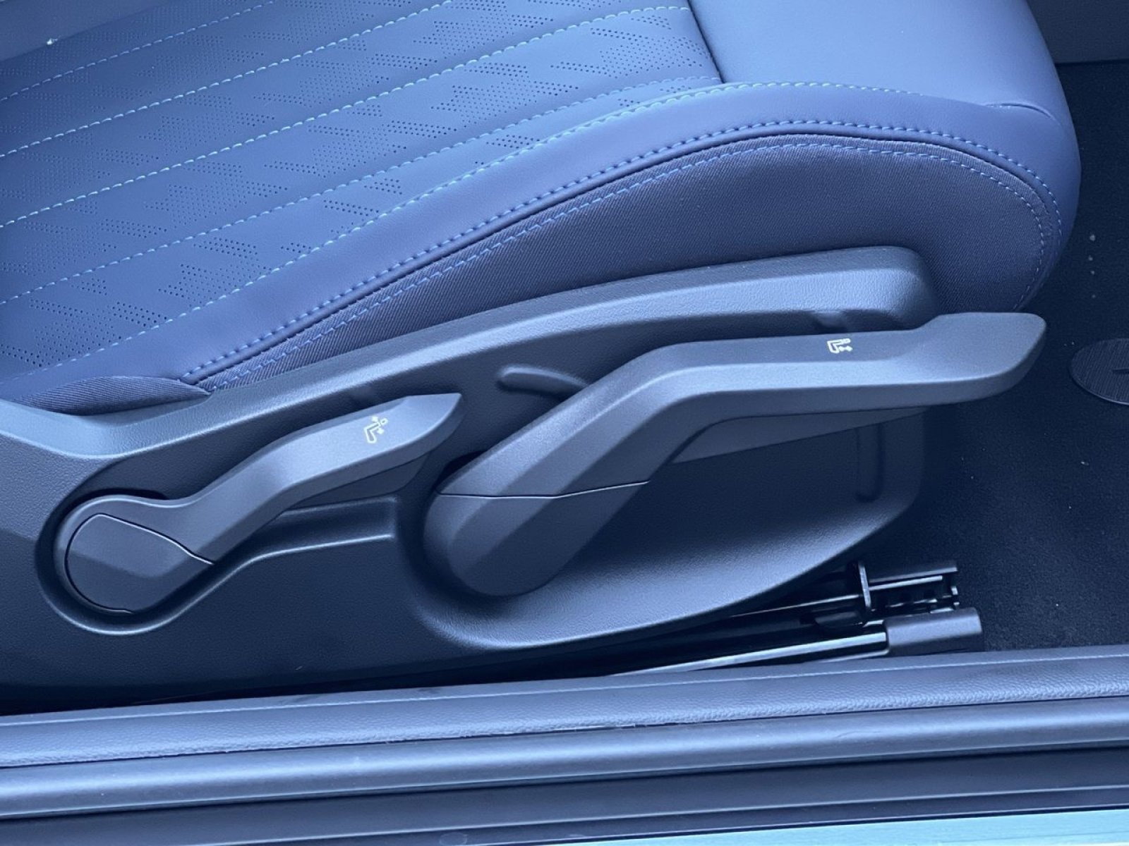 New 2025 MINI Cooper 2-Door Hardtop FWD image 24