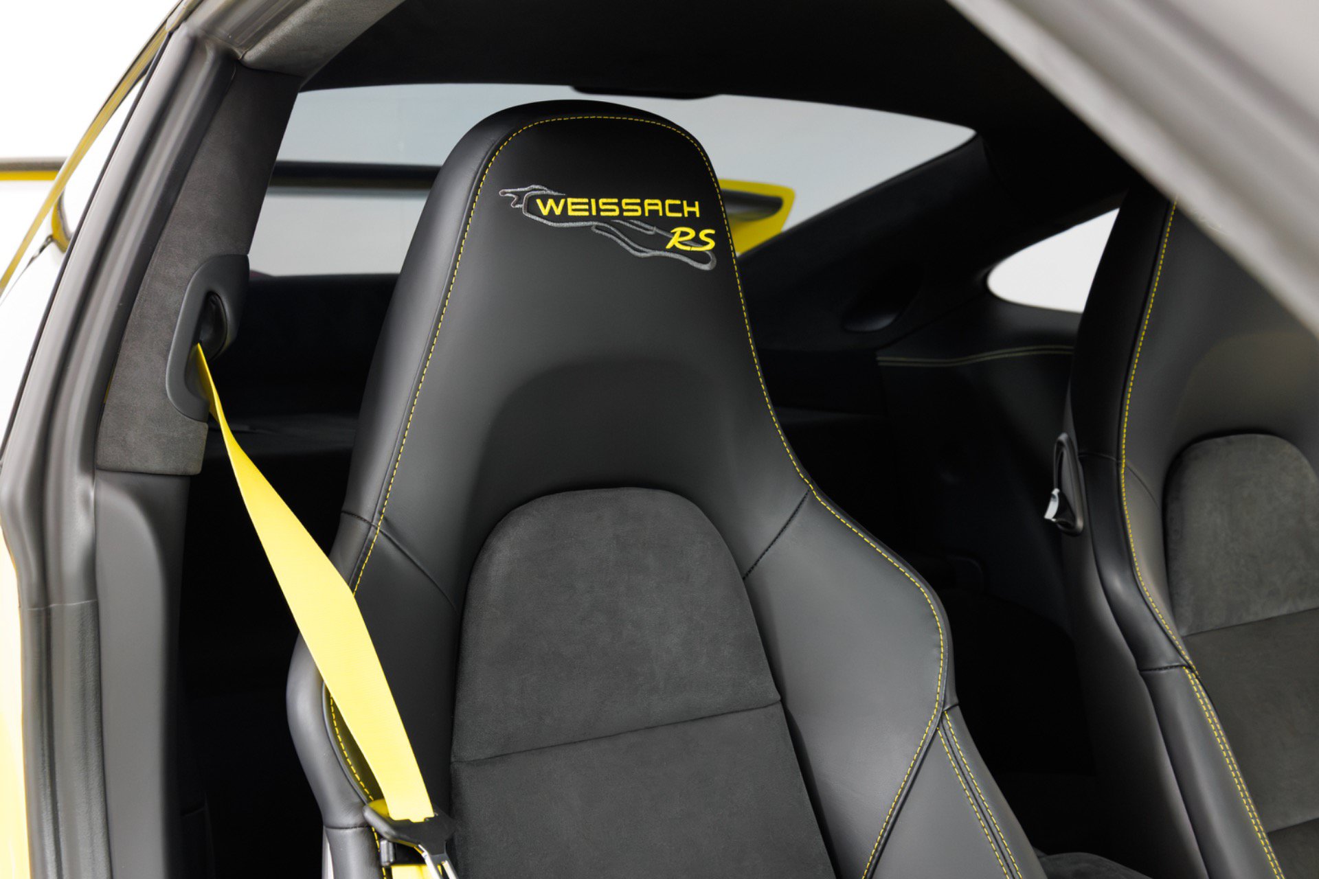 Used 2018 Porsche 911 GT2 RS w/ Weissach Package RWD image 40