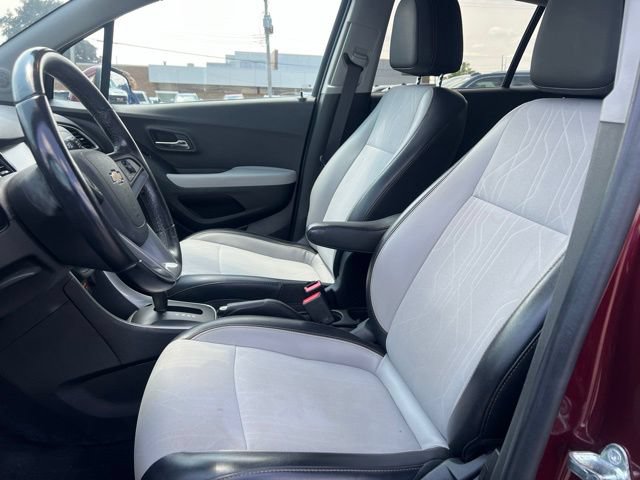 Used 2017 Chevrolet Trax LT w/ Sun & Sound Package FWD image 18