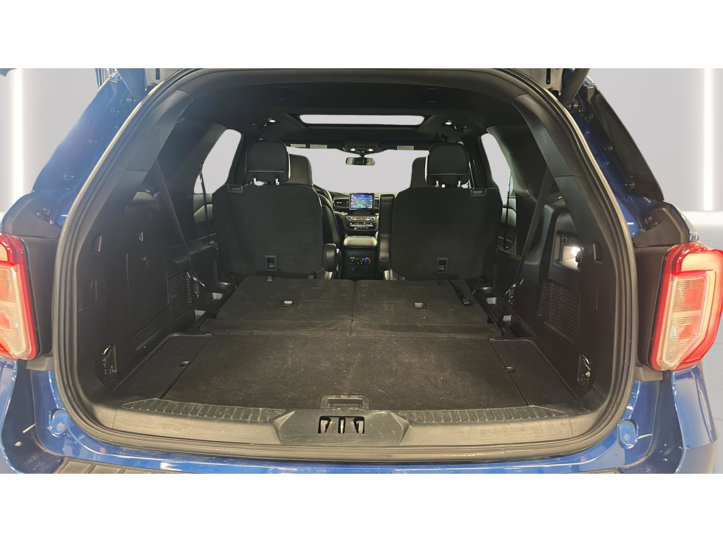 Used 2020 Ford Explorer XLT w/ Equipment Group 202A image 9