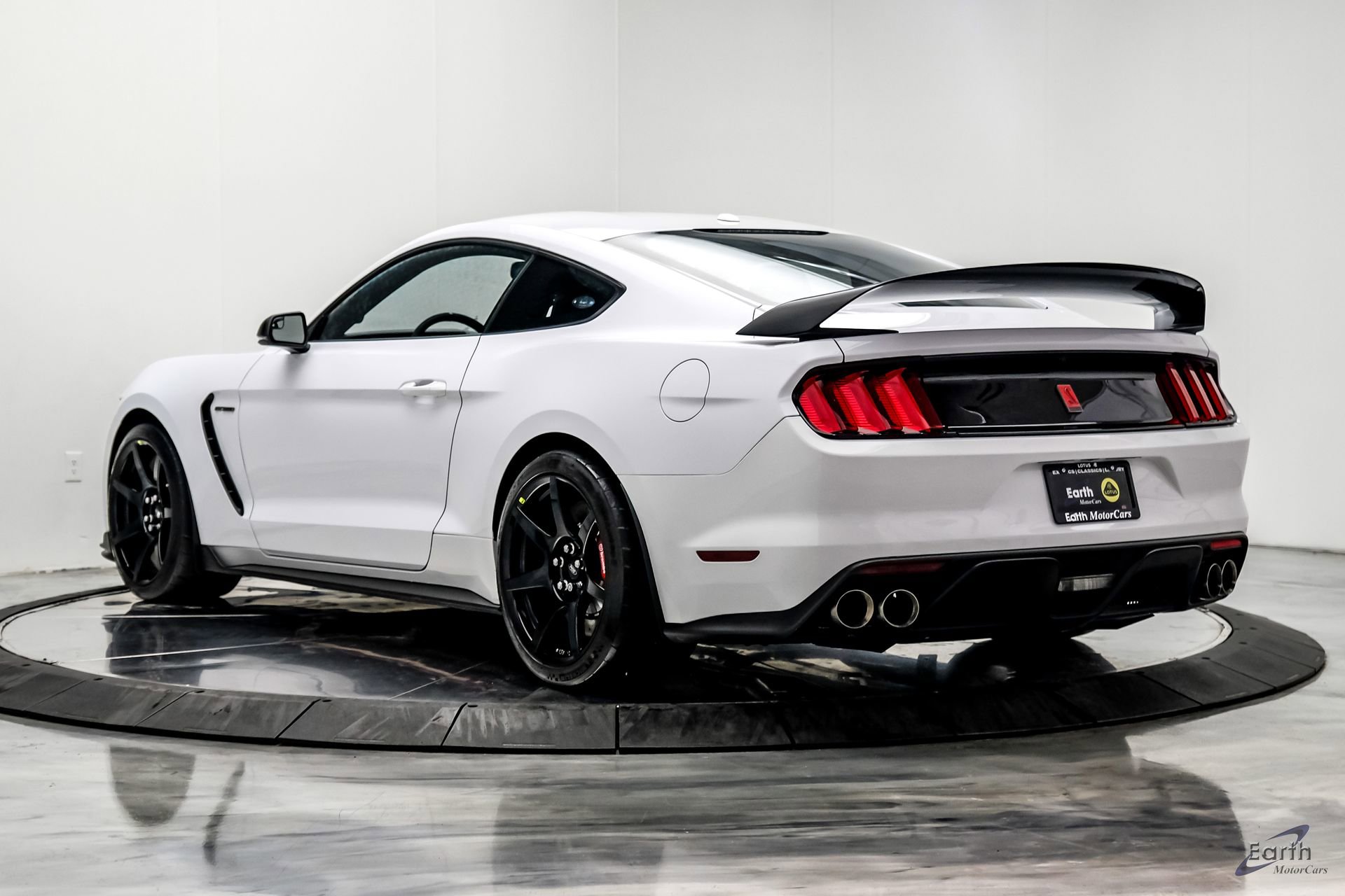 Used 2016 Ford Mustang Shelby GT350R w/ GT350R Equipment Group 920A RWD image 10