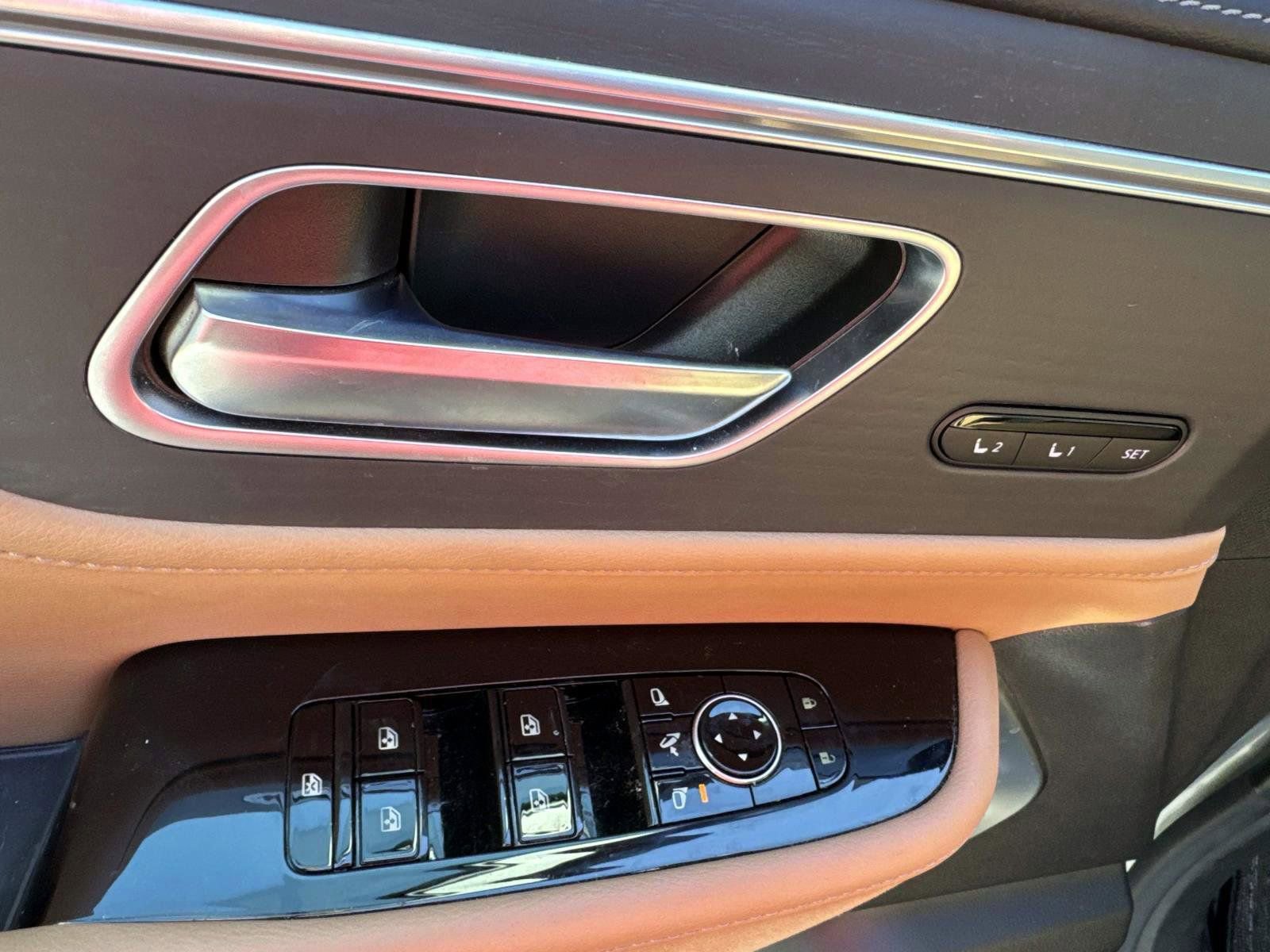 Used 2025 INFINITI QX80 Sensory image 8