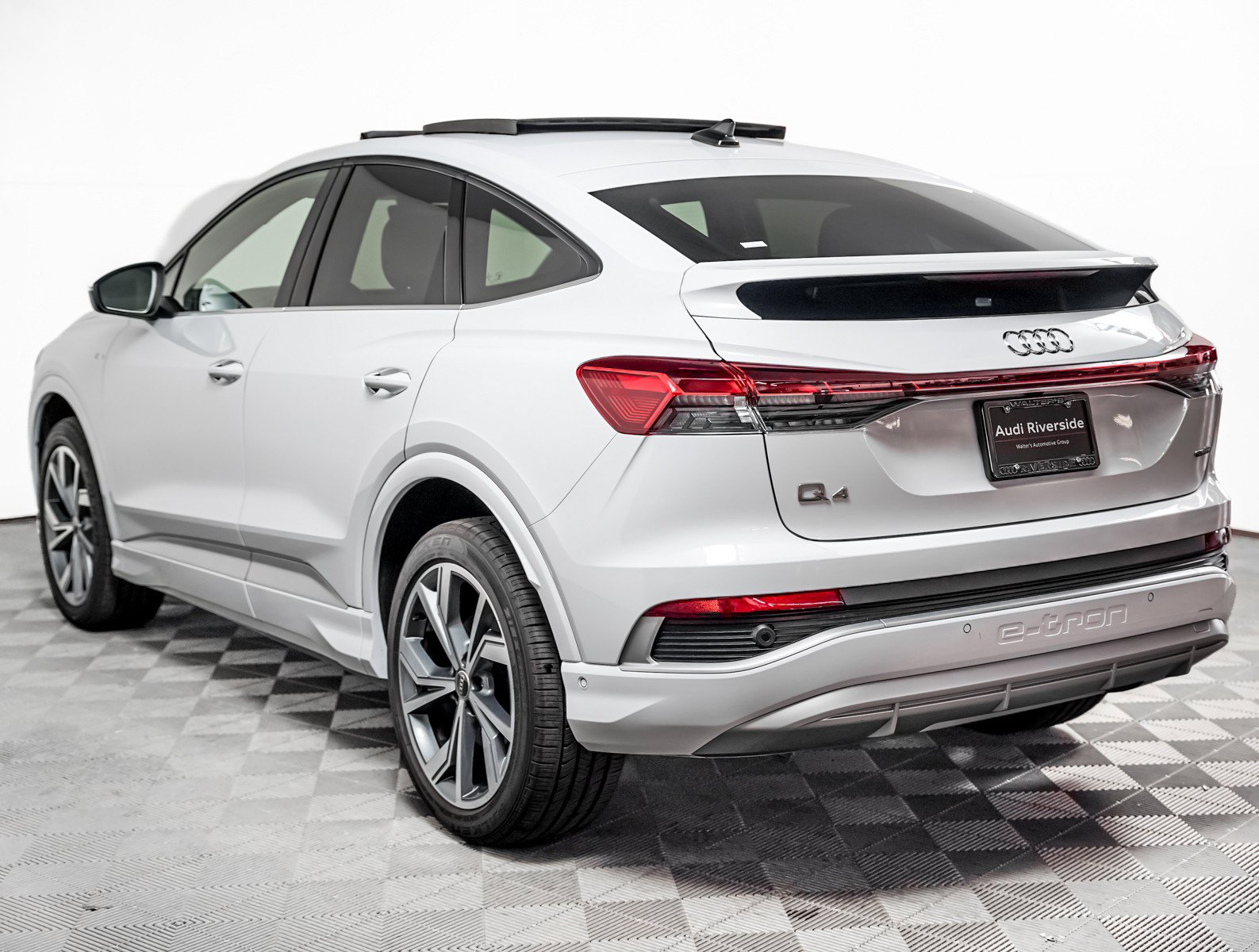 Used 2023 Audi Q4 e-tron Prestige AWD/4WD image 2