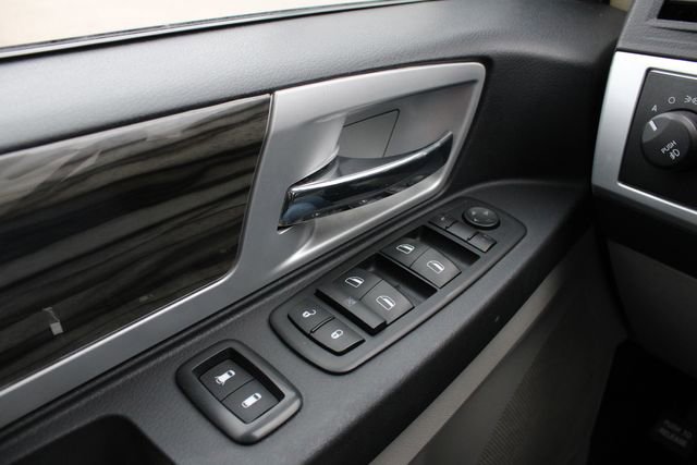 Used 2010 Chrysler Town & Country Touring FWD image 6