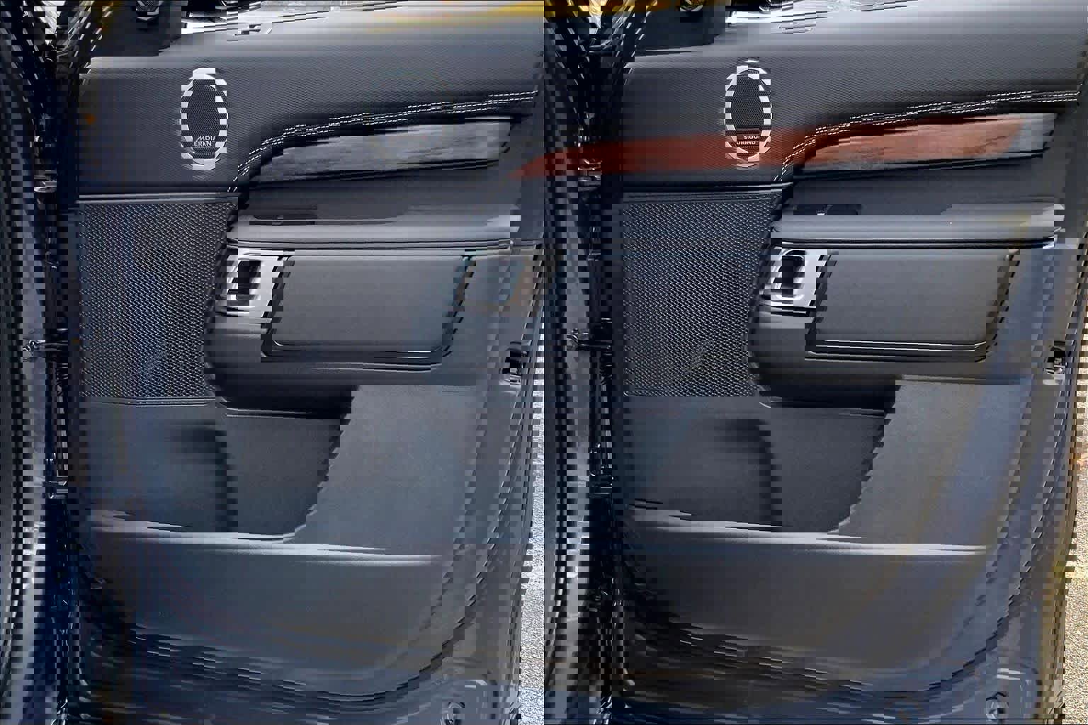 Used 2025 Land Rover Discovery Dynamic SE image 21