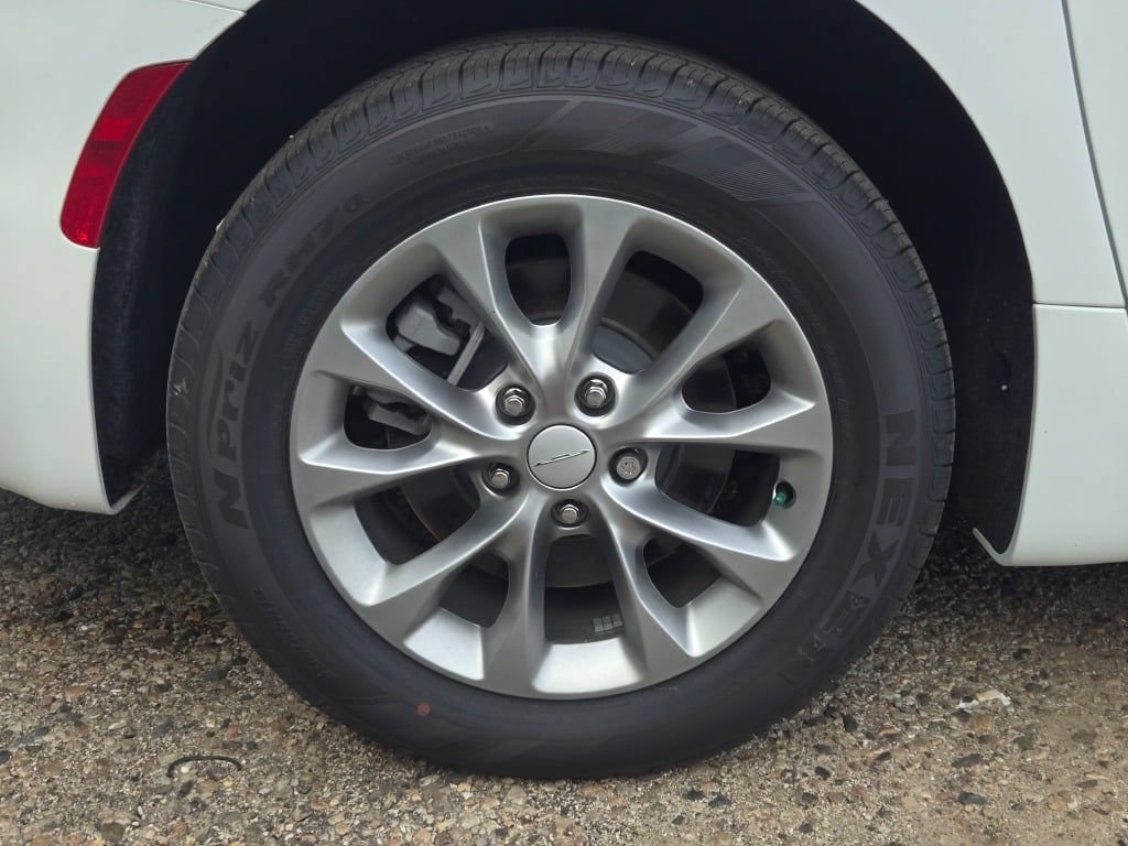 New 2027 Chrysler Pacifica Select AWD/4WD image 12