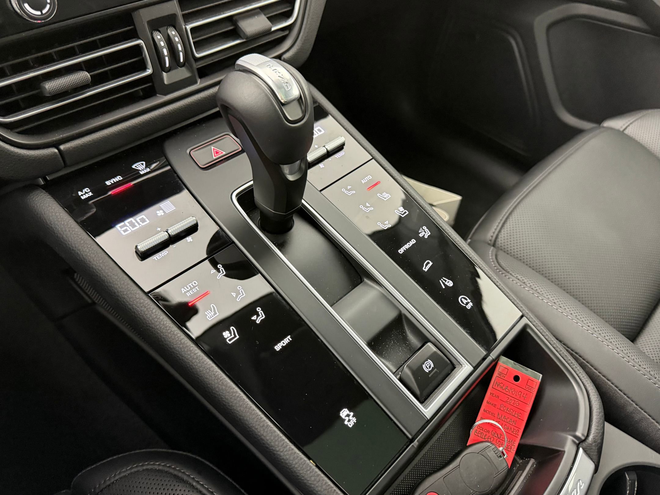 Certified 2025 Porsche Macan AWD/4WD image 22