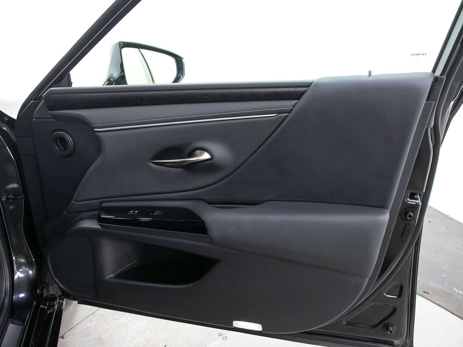 Used 2025 Lexus ES 300h FWD image 9