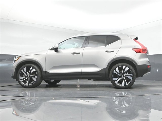Used 2024 Volvo XC40 B5 Plus w/ Climate Package image 40