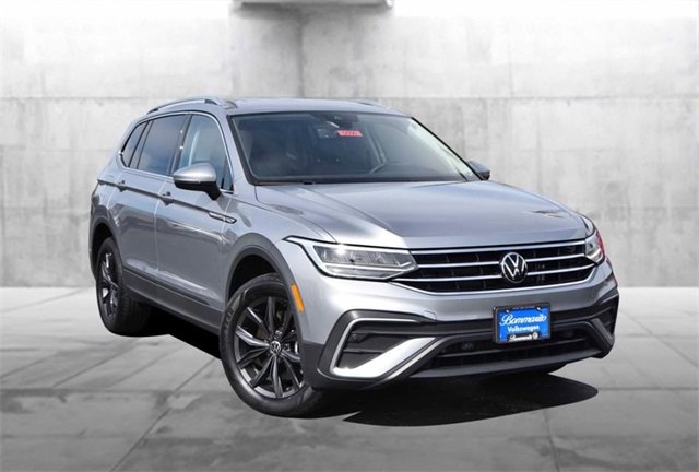 Certified 2024 Volkswagen Tiguan SE image 2