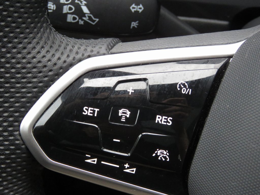 Used 2022 Volkswagen Tiguan SEL R-Line image 23