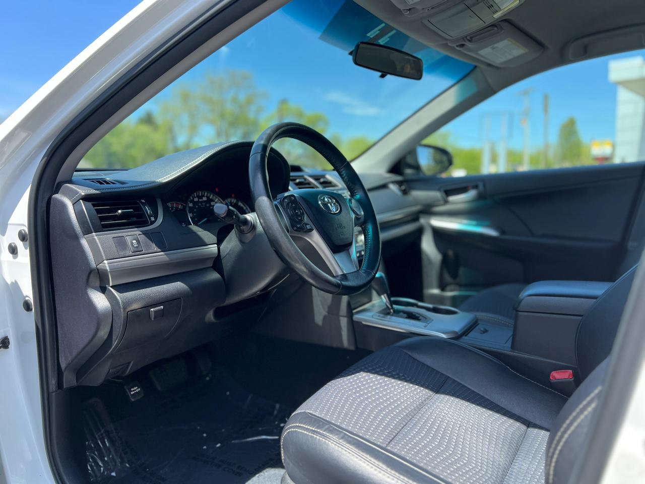 Used 2013 Toyota Camry SE FWD image 16