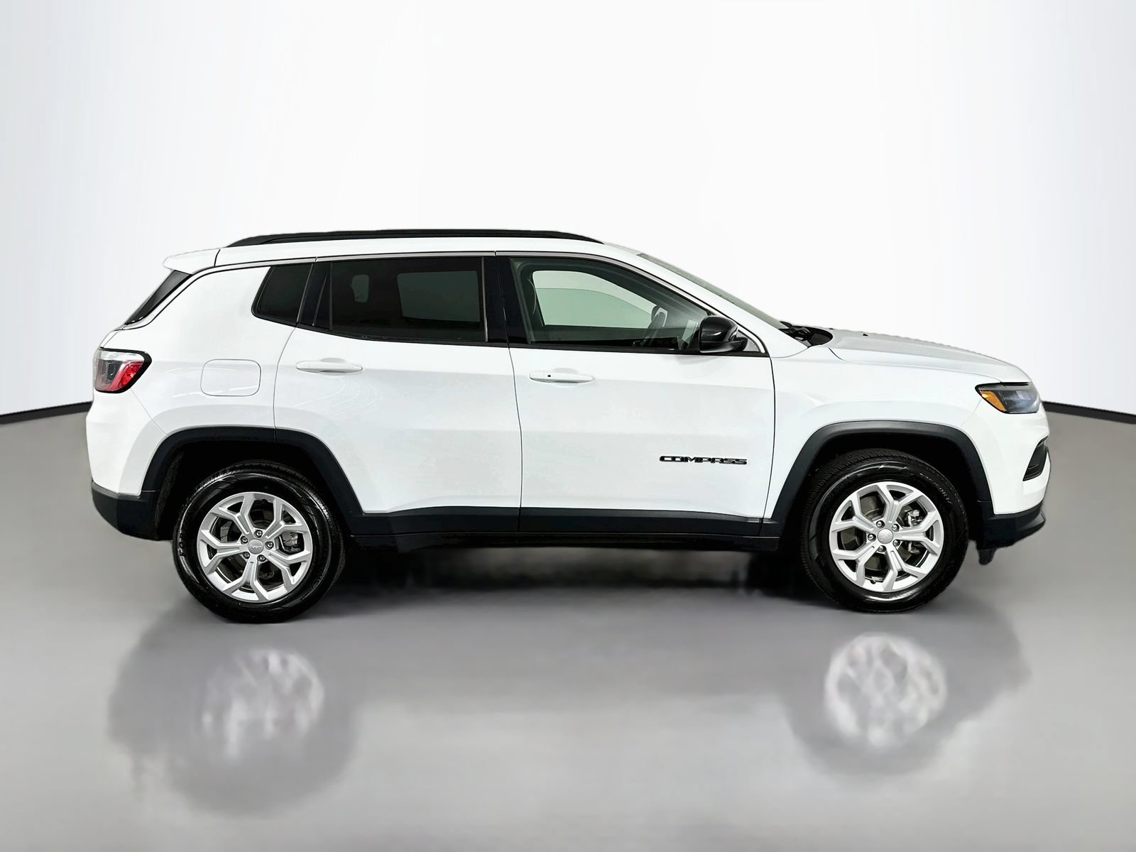 Used 2024 Jeep Compass Latitude AWD/4WD image 9