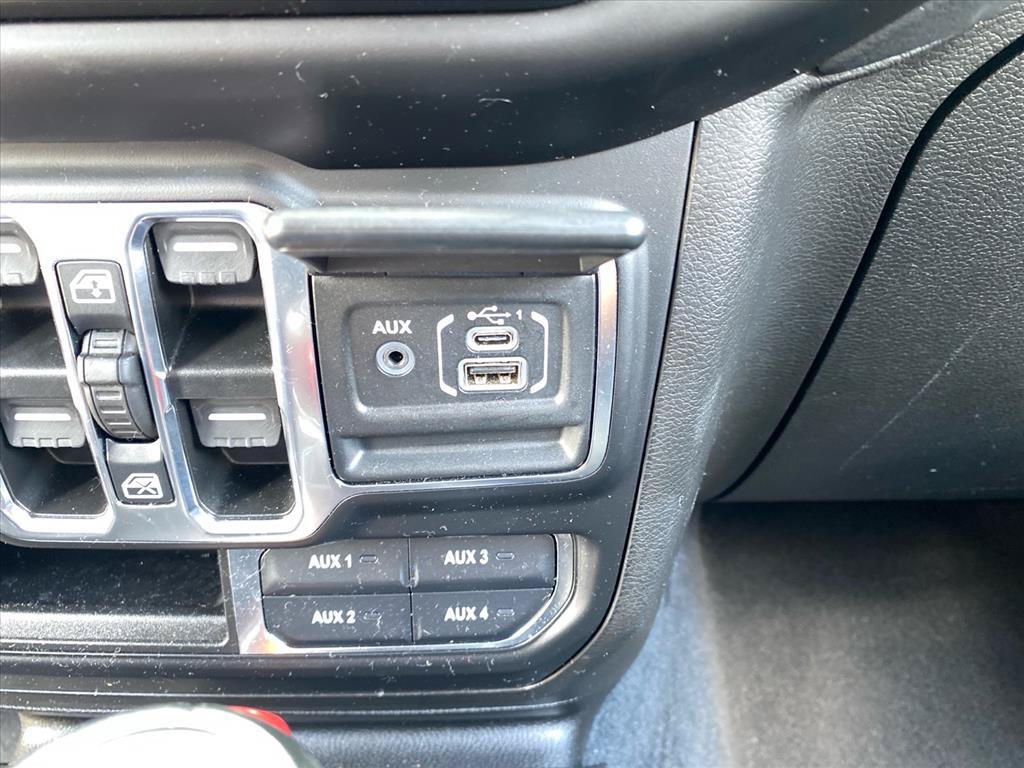Used 2023 Jeep Wrangler Unlimited Sahara AWD/4WD image 17