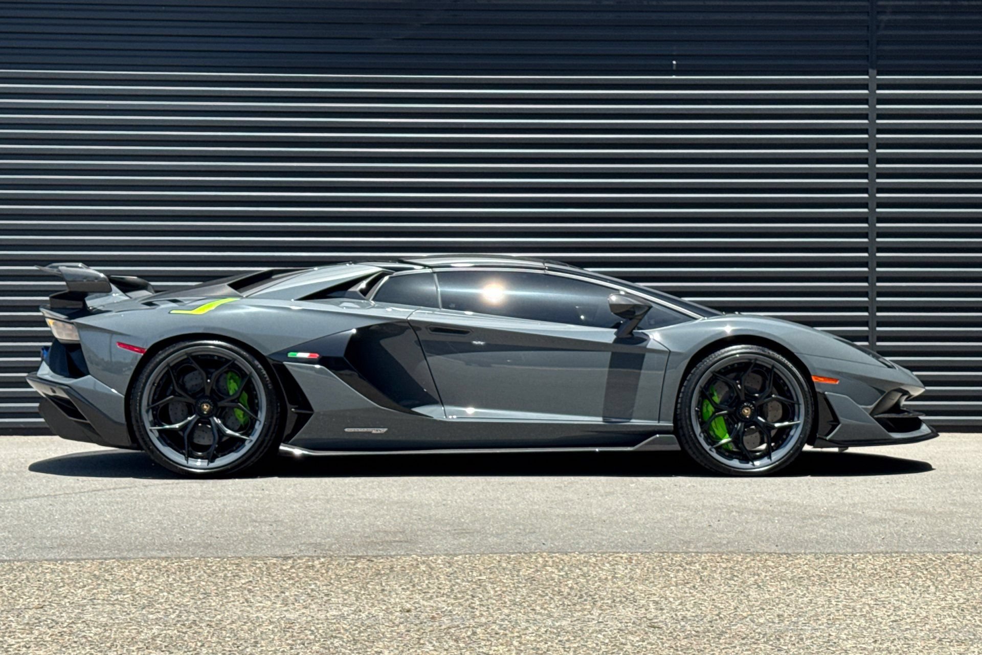 Used 2020 Lamborghini Aventador SVJ AWD/4WD image 9