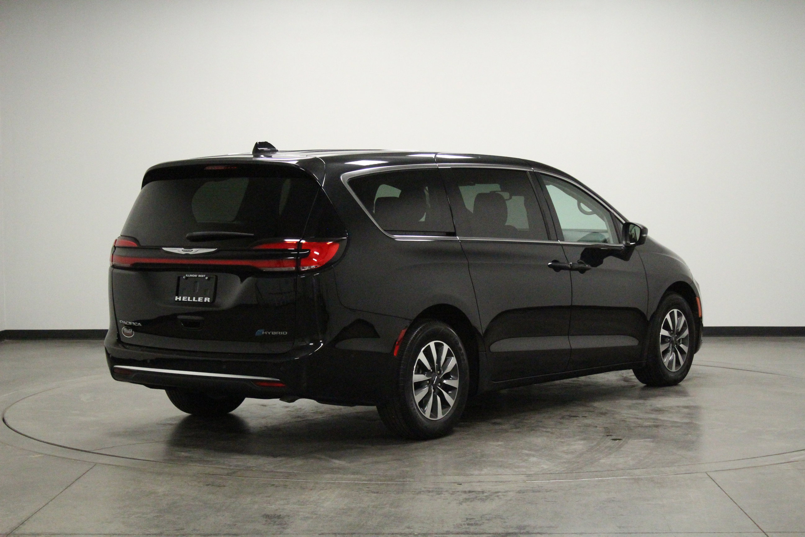 Used 2023 Chrysler Pacifica Touring-L FWD image 8