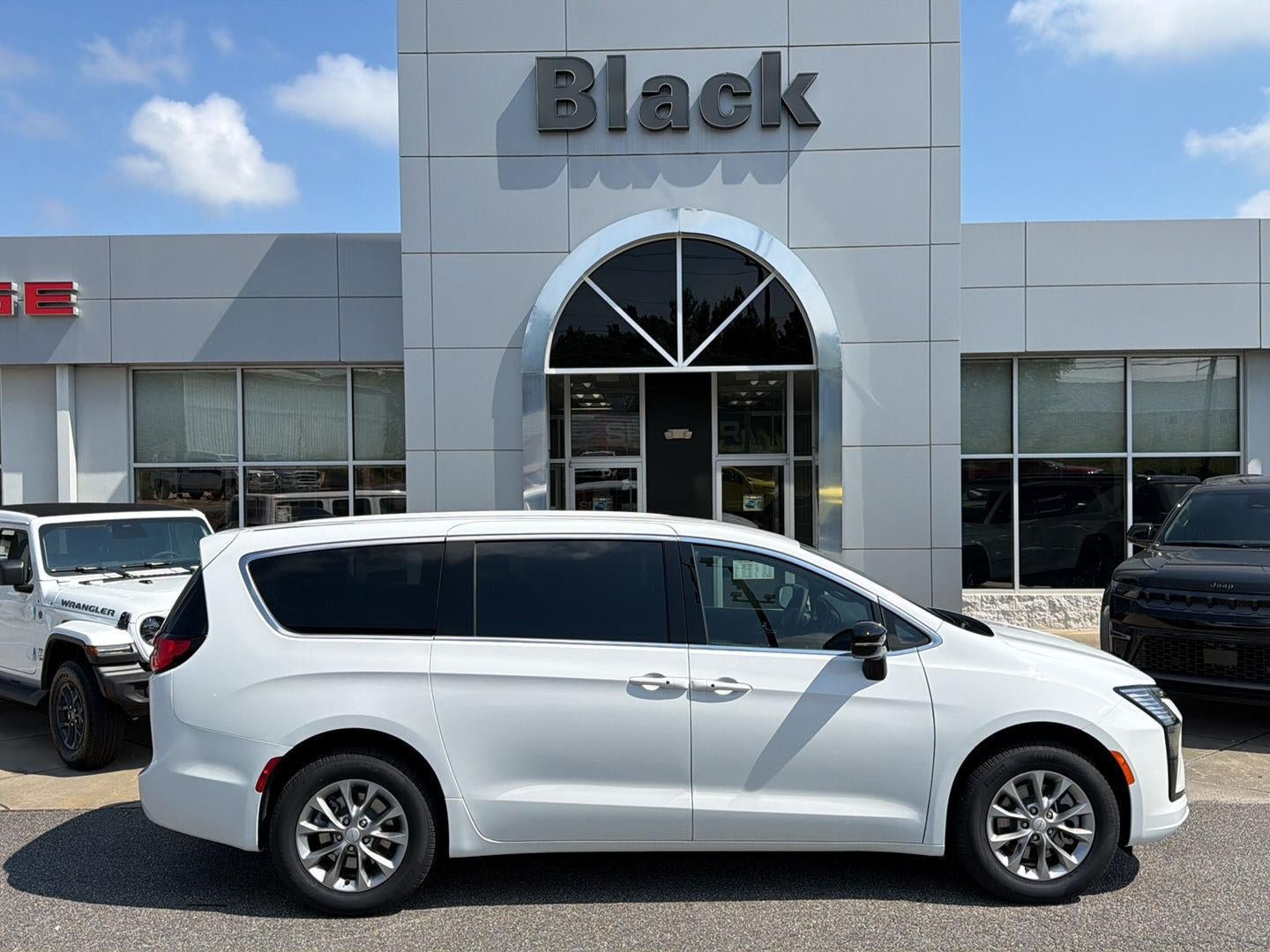 New 2027 Chrysler Pacifica Select AWD/4WD image 3