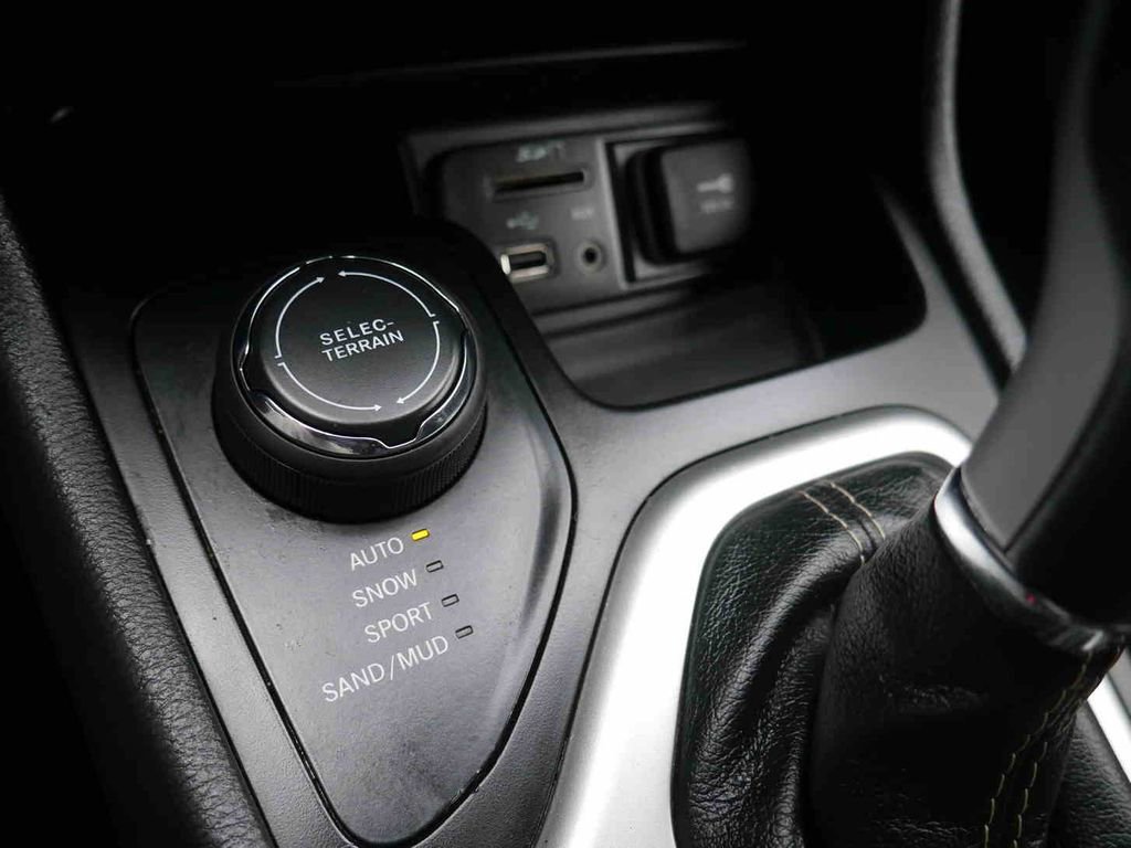 Used 2018 Jeep Cherokee Latitude Plus image 29