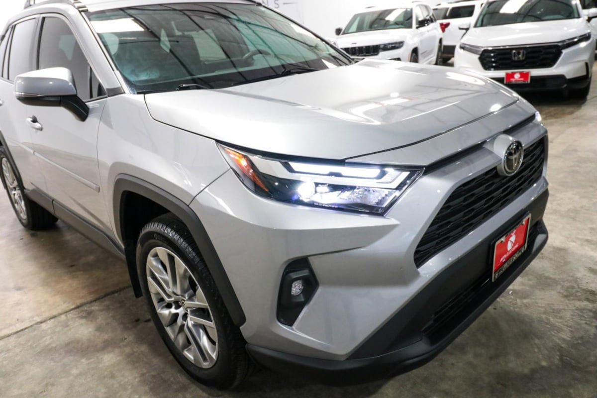 Used 2025 Toyota RAV4 XLE Premium FWD image 31