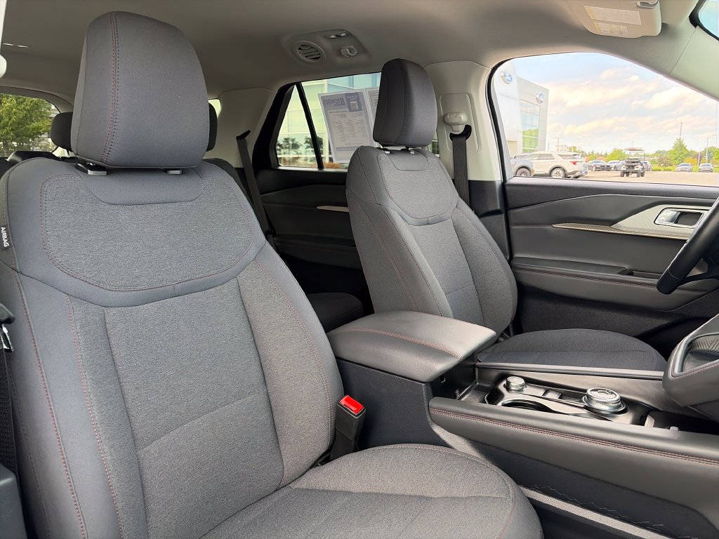 Used 2025 Ford Explorer Active AWD/4WD image 12