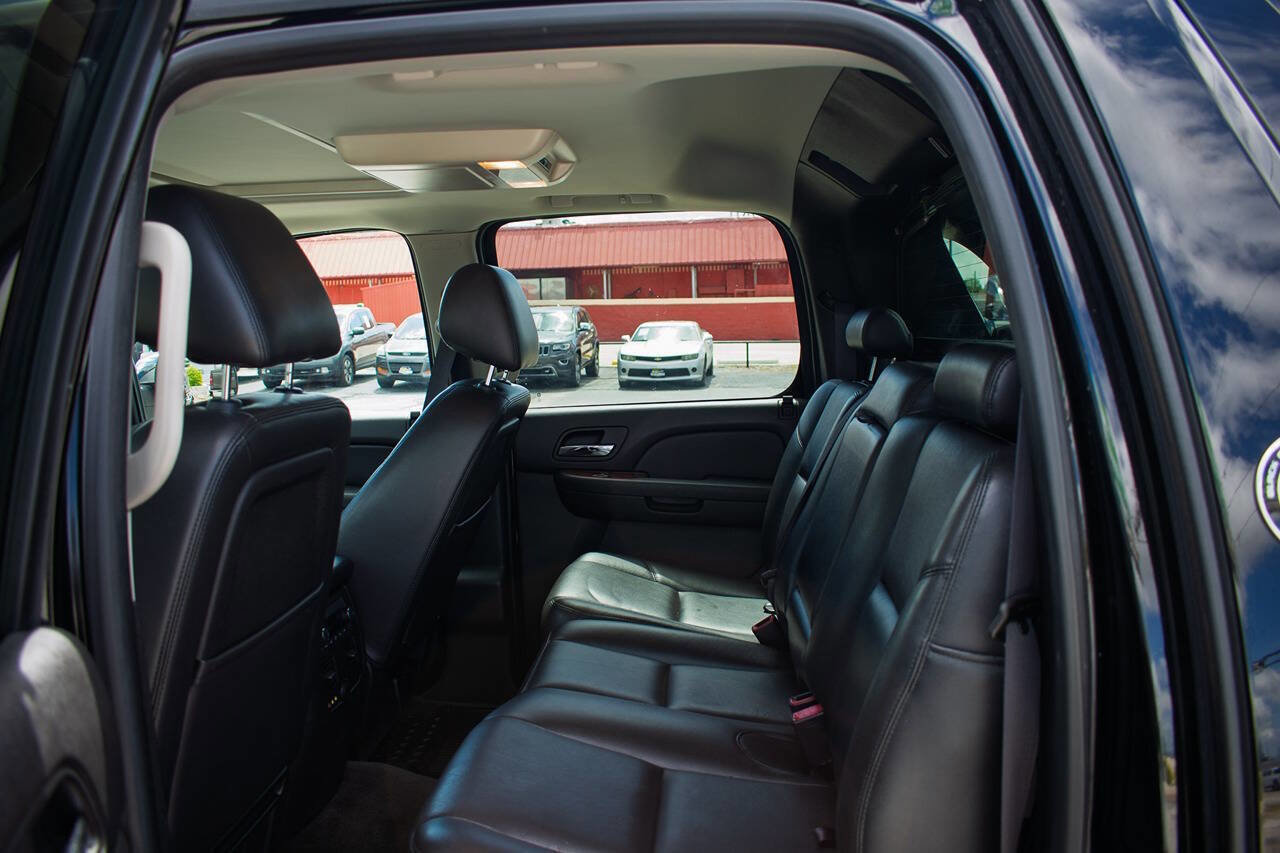 Used 2013 Chevrolet Avalanche LTZ image 29