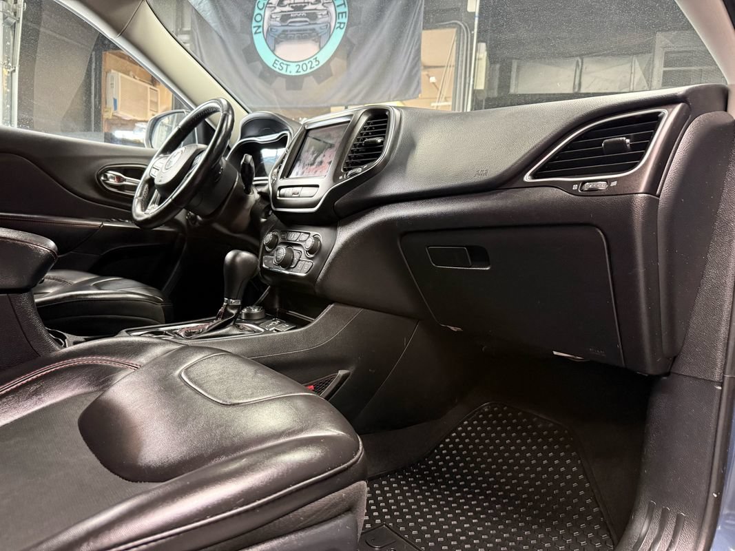 Used 2019 Jeep Cherokee Trailhawk w/ Cold Weather Group AWD/4WD image 18