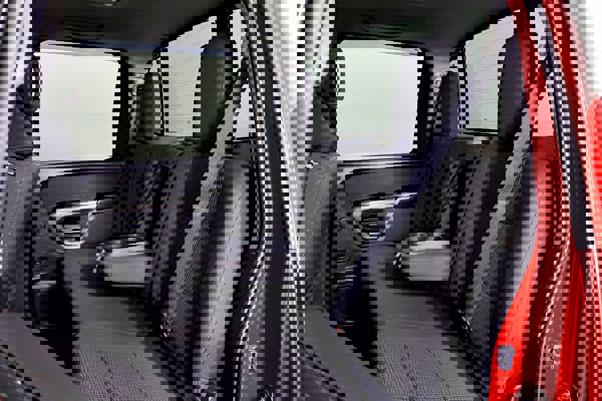 Used 2015 Nissan Titan SV image 28