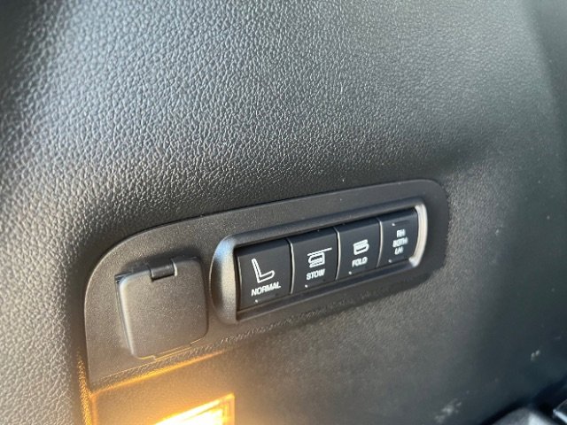 Used 2018 Ford Explorer Platinum image 17