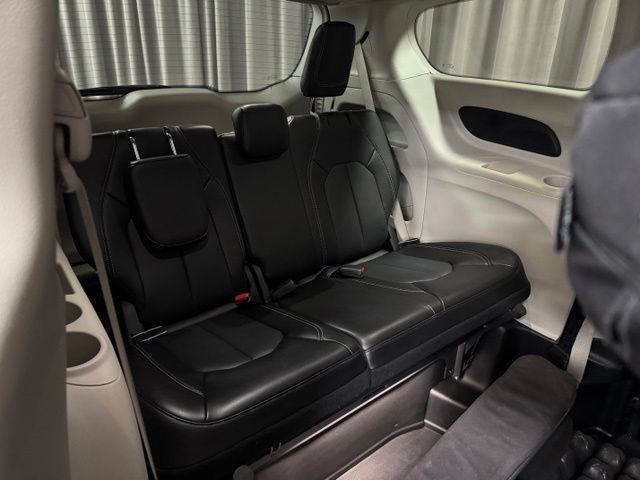 Used 2024 Chrysler Pacifica Touring-L FWD image 17