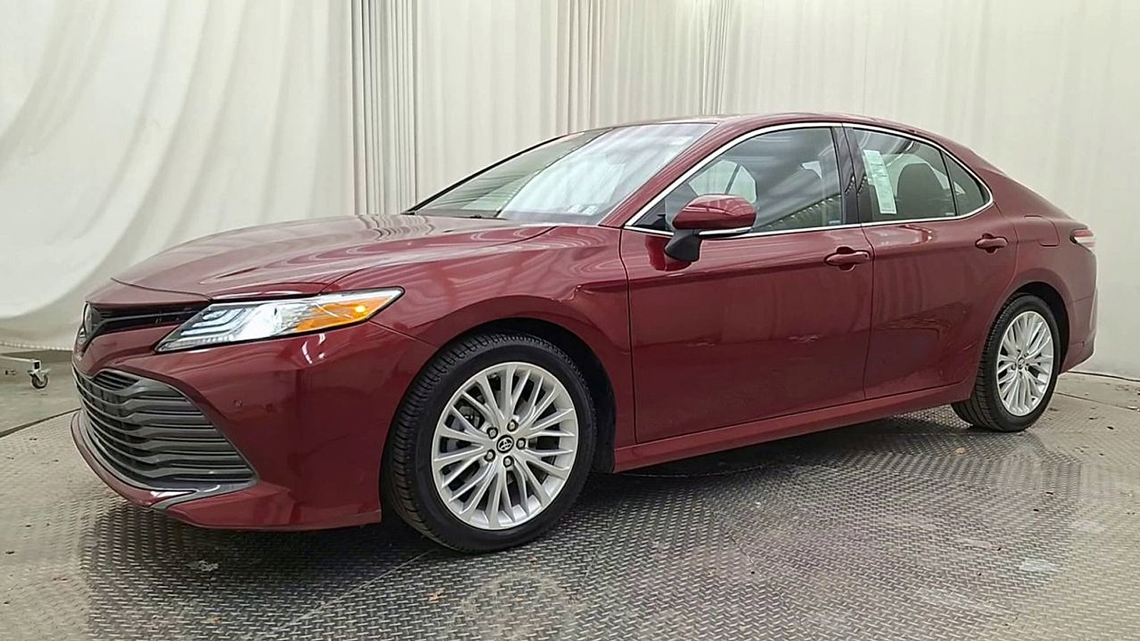 Certified 2018 Toyota Camry XLE image 3