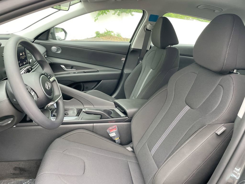 Used 2025 Hyundai Elantra SE image 37