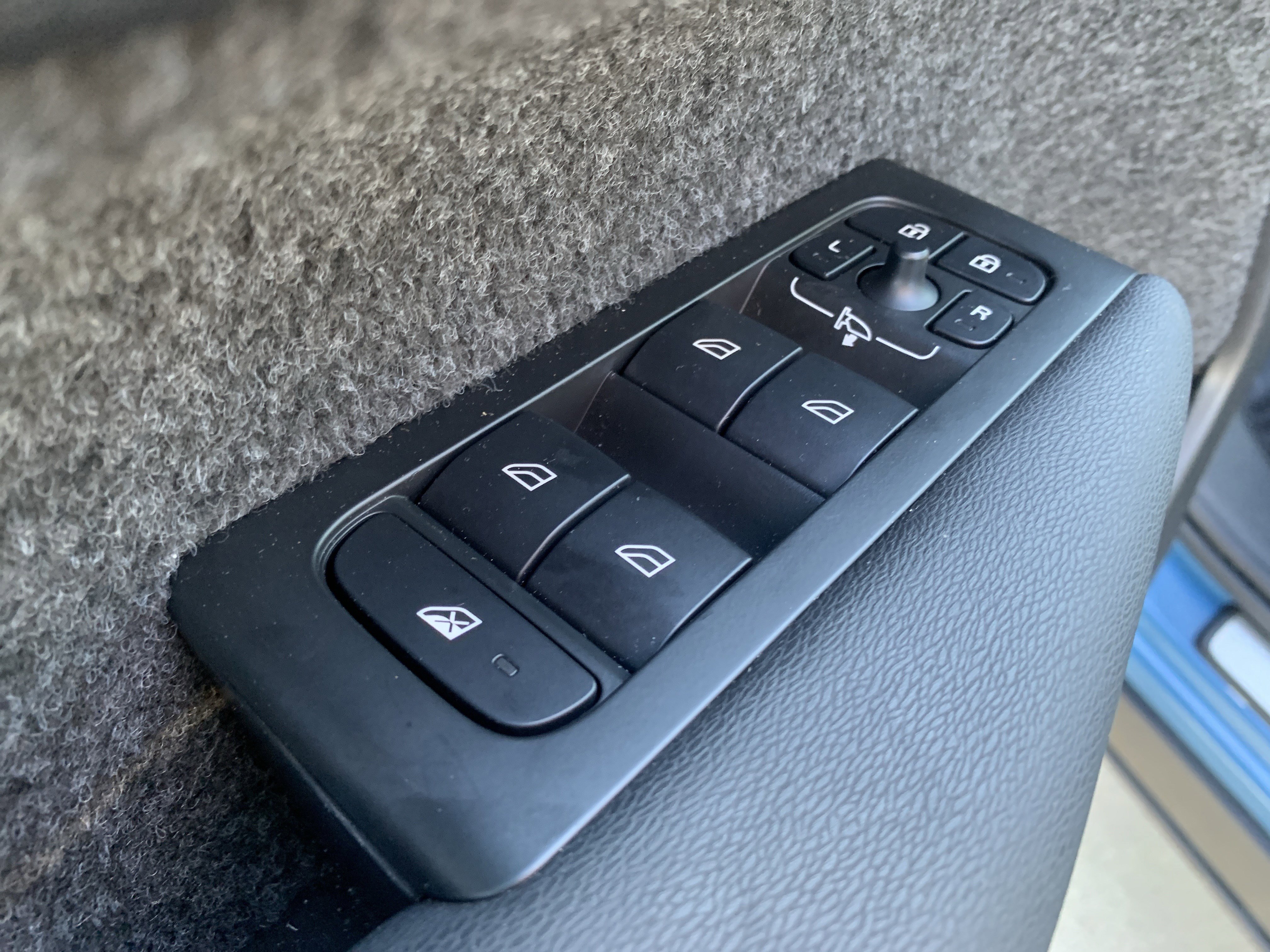 Used 2025 Volvo XC40 B5 Core image 15